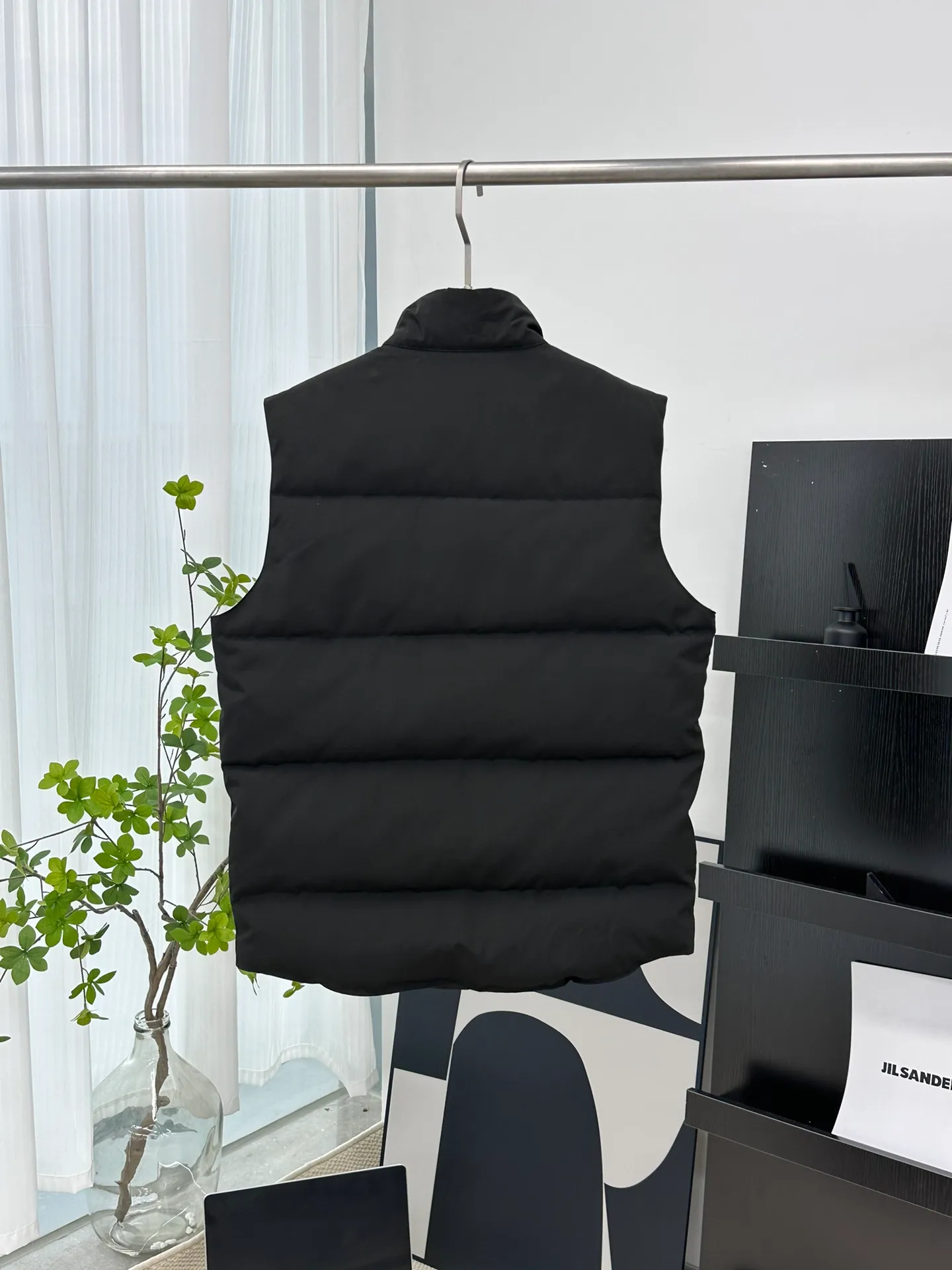 P380 [𝗖𝗮𝗻𝗮𝗱𝗲 𝗚𝗼𝗼𝘀𝗲] Canada Goose Couple Vest for Men and Women. 1⃣️Imported Behringer embroidery machine customized 10,000-needle embroidery logo 2⃣️Imported 18-count polyester-cotton blended original fabric 3⃣️Authentic official website synchronized with the new national standard 80% white duck down 4⃣️100% nylon nylon lining with double double-layer sealing design 5⃣️Yoshida YKK customers provide original factory customized electroplating sliders 6⃣️All auxiliary materials and hardware are disassembled and customized! 1:1 restore the official website Color: off-white, leather pink, bright red, sapphire blue, navy blue, black 𝗦𝗜𝗭𝗘:𝗫𝗦-𝗫𝗫𝗟